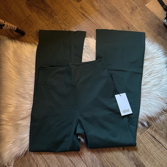 GIRLFRIEND COLLECTIVE Compressive Flare Leggings In Moss Green - Picture 4 of 6